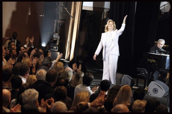 Sylvie Vartan remercie son public à la Salle Pleyel à Paris le 23 novembre 2011.