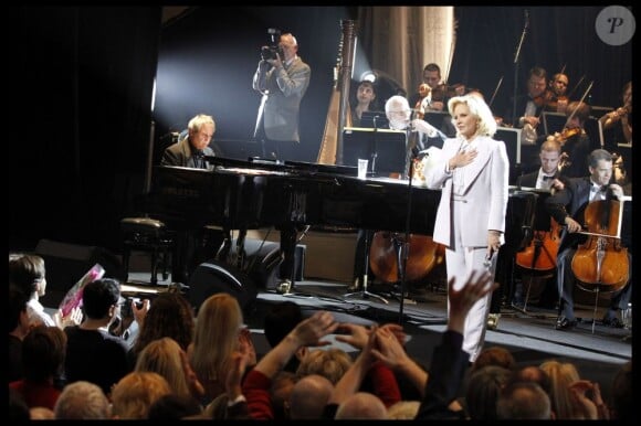 Sylvie Vartan remercie son public lors de son concert à la Salle Pleyel à Paris le 23 novembre 2011.