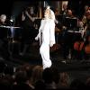 Sylvie Vartan remercie son public lors de son concert à la Salle Pleyel à Paris le 23 novembre 2011.