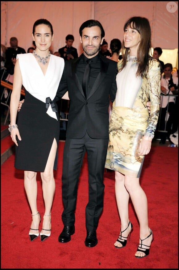 Nicolas Ghesquière entourée de Jennifer Connelly et Charlotte Gainsbourg