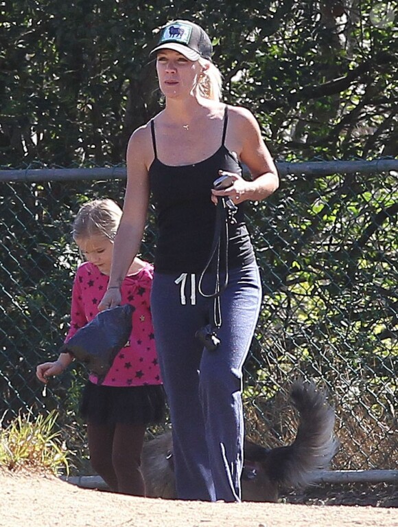 Jennie Garth et ses filles promènent le chien à Los Angeles le 4 novembre 2012.