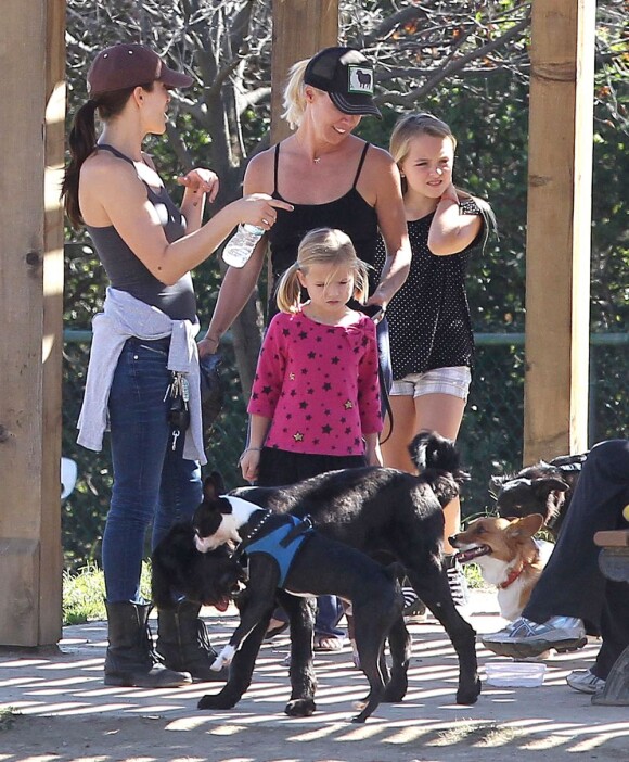 Jennie Garth avec une amie et ses filles promènent leur chien à Los Angeles le 4 novembre 2012.
