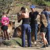 Jennie Garth et ses filles s'amusent avec leur chien à Los Angeles le 4 novembre 2012.