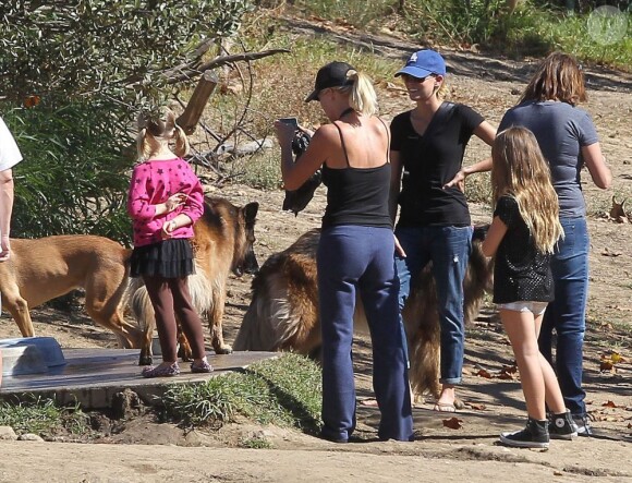 Jennie Garth et ses filles s'amusent avec leur chien à Los Angeles le 4 novembre 2012.