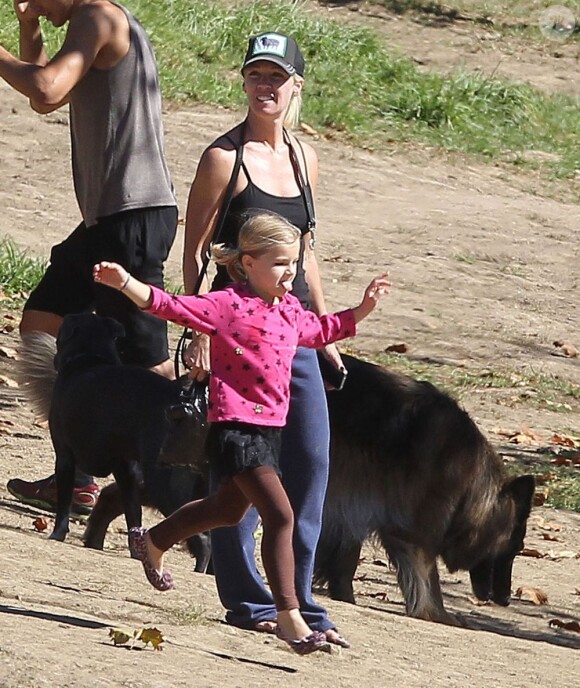 Jennie Garth en ballade avec son chien et ses filles à Los Angeles le 4 novembre 2012.