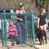 Jennie Garth et ses filles avec leur chien à Los Angeles le 4 novembre 2012.