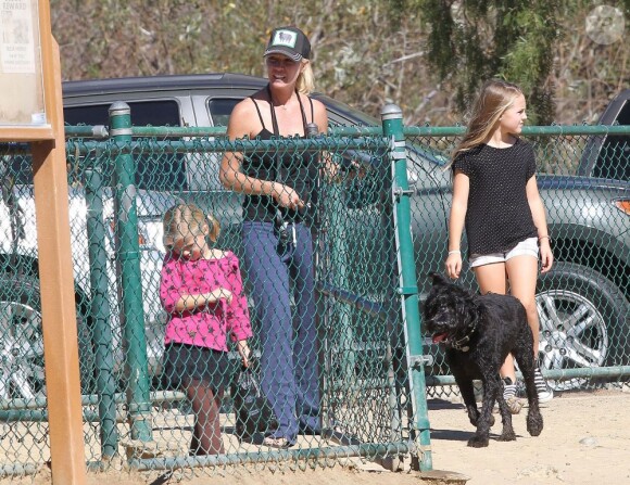 Jennie Garth et ses filles avec leur chien à Los Angeles le 4 novembre 2012.