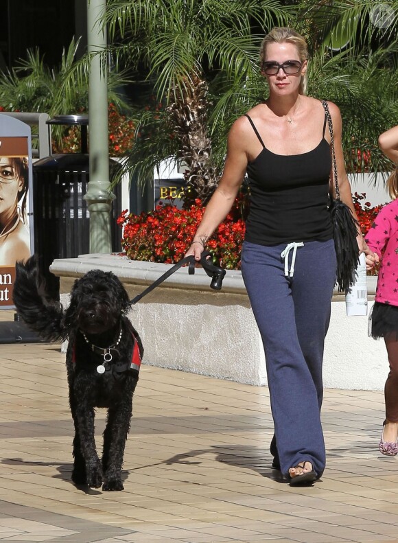 Jennie Garth tient son chien à Los Angeles le 4 novembre 2012.