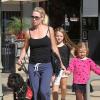 Jennie Garth sort avec ses filles et leur chien à Los Angeles le 4 novembre 2012.