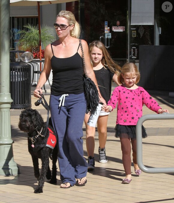 Jennie Garth sort avec ses filles et leur chien à Los Angeles le 4 novembre 2012.