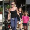Jennie Garth et ses filles Lola et Fiona promènent leur chien à Los Angeles le 4 novembre 2012.