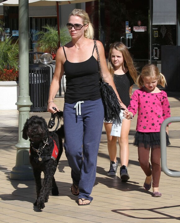 Jennie Garth et ses filles Lola et Fiona promènent leur chien à Los Angeles le 4 novembre 2012.