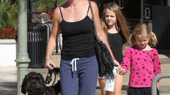 Jennie Garth, sortie avec ses filles et son chien, mais à nouveau célibataire ?