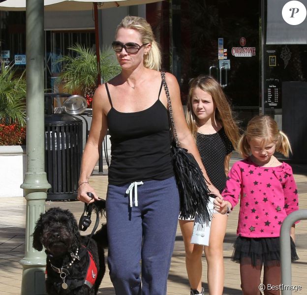 Jennie Garth, sortie avec ses filles et son chien, mais à nouveau 