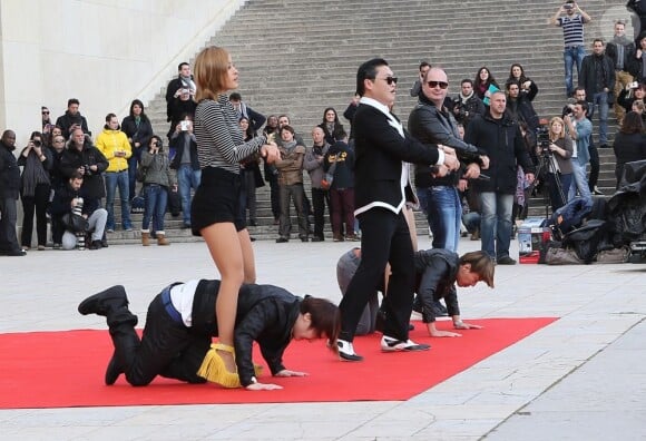 Le chanteur Psy en plein show avec Cauet sur l'esplanade du Trocadéro à Paris devant plus de 20 000 personnes, le 5 novembre 2012.