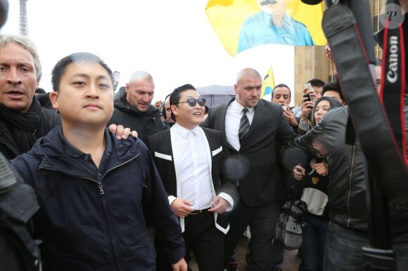 Le chanteur Psy s'est produit sur l'esplanade du Trocadéro à Paris devant plus de 20 000 personnes, le 5 novembre 2012.