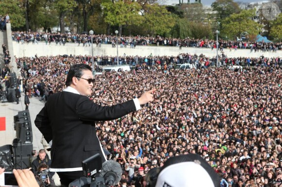 Le chanteur Psy s'est produit sur l'esplanade du Trocadéro à Paris devant plus de 20 000 personnes, le 5 novembre 2012.