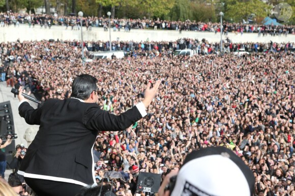 Le chanteur Psy s'est produit sur l'esplanade du Trocadéro à Paris devant plus de 20 000 personnes, le 5 novembre 2012.