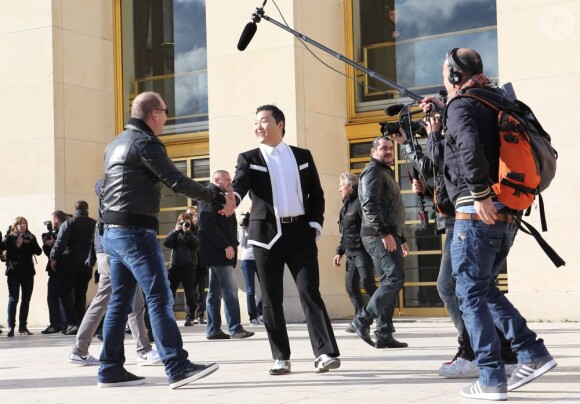 Le chanteur Psy s'est produit sur l'esplanade du Trocadéro à Paris devant plus de 20 000 personnes, le 5 novembre 2012.
