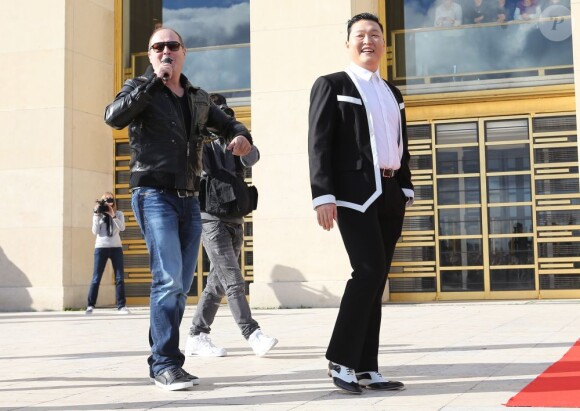 Le chanteur Psy s'est produit sur l'esplanade du Trocadéro à Paris devant plus de 20 000 personnes, le 5 novembre 2012.