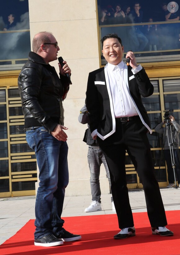 Le chanteur Psy s'est produit sur l'esplanade du Trocadéro à Paris devant plus de 20 000 personnes, le 5 novembre 2012.