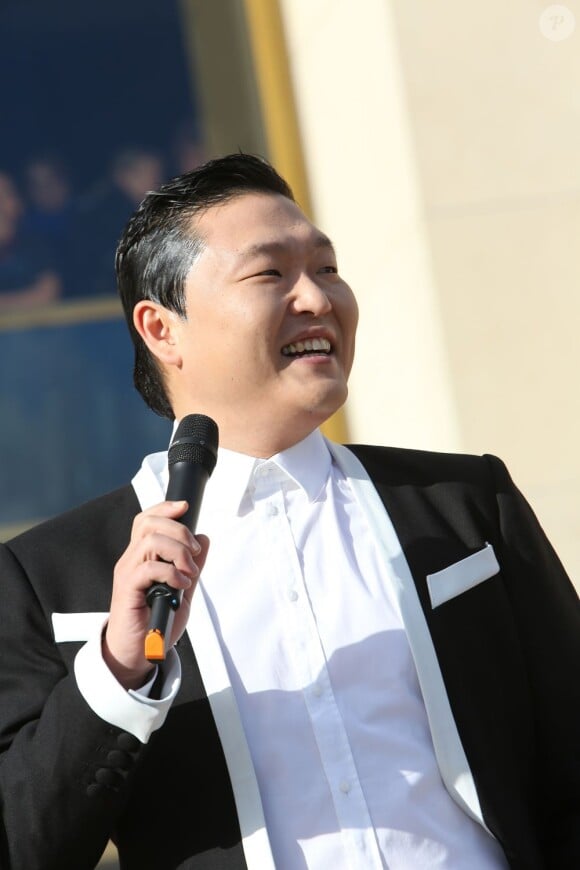 Le chanteur Psy s'est produit sur l'esplanade du Trocadéro à Paris devant plus de 20 000 personnes, le 5 novembre 2012.
