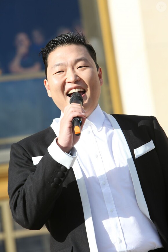 Le chanteur Psy s'est produit sur l'esplanade du Trocadéro à Paris devant plus de 20 000 personnes, le 5 novembre 2012.