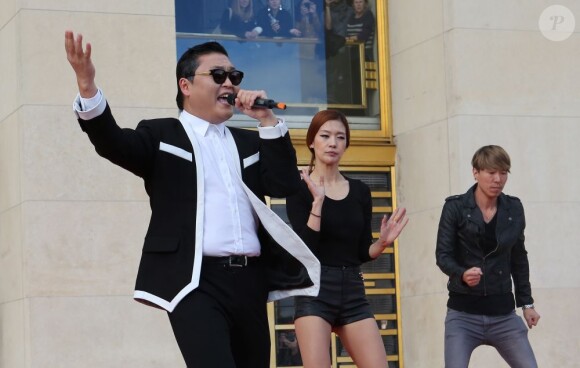 Le chanteur Psy s'est produit sur l'esplanade du Trocadéro à Paris devant plus de 20 000 personnes, le 5 novembre 2012.