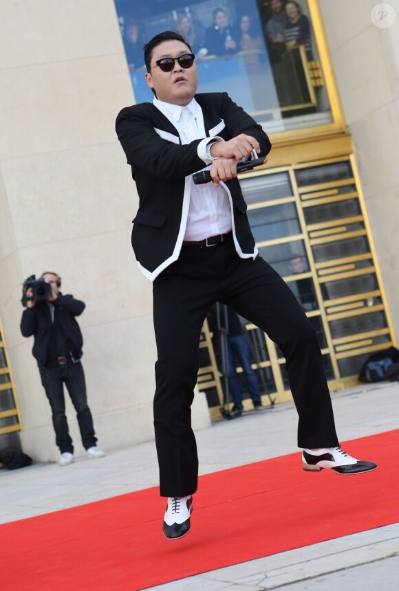 Le chanteur Psy s'est produit sur l'esplanade du Trocadéro à Paris devant plus de 20 000 personnes, le 5 novembre 2012.