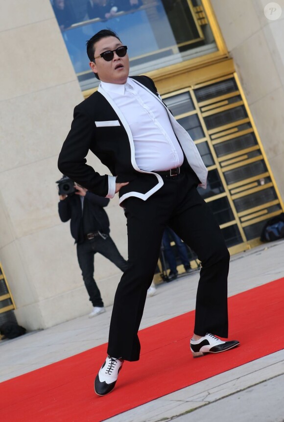 Le chanteur Psy s'est produit sur l'esplanade du Trocadéro à Paris devant plus de 20 000 personnes, le 5 novembre 2012.