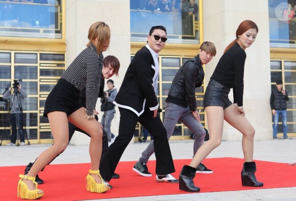 Le chanteur Psy fait sa célèbre chorégraphie sur l'esplanade du Trocadéro à Paris devant plus de 20 000 personnes, le 5 novembre 2012.