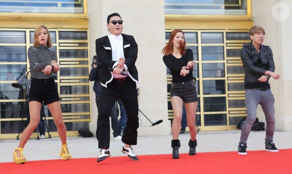 Le chanteur Psy s'est produit sur l'esplanade du Trocadéro à Paris devant plus de 20 000 personnes, le 5 novembre 2012.