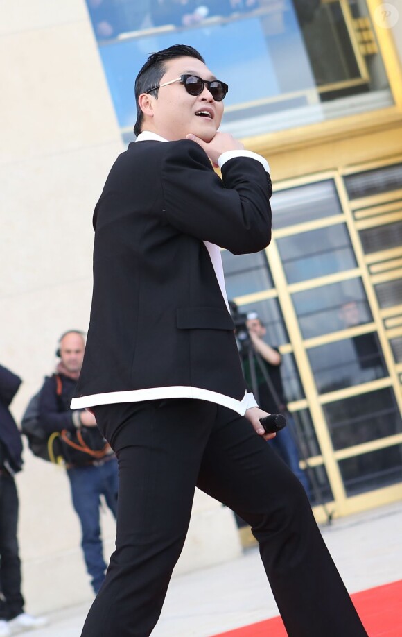 Le chanteur Psy s'est produit sur l'esplanade du Trocadéro à Paris devant plus de 20 000 personnes, le 5 novembre 2012.