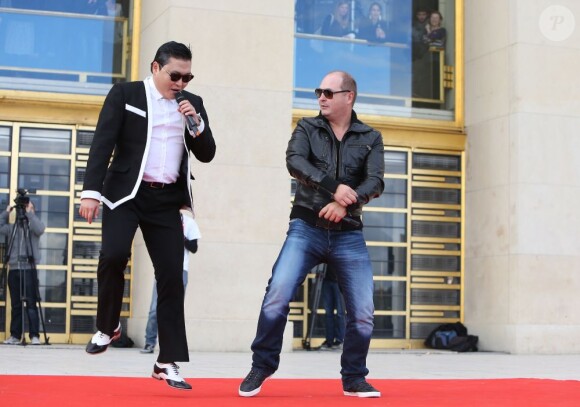 Le chanteur Psy s'est produit sur l'esplanade du Trocadéro à Paris devant plus de 20 000 personnes, le 5 novembre 2012.