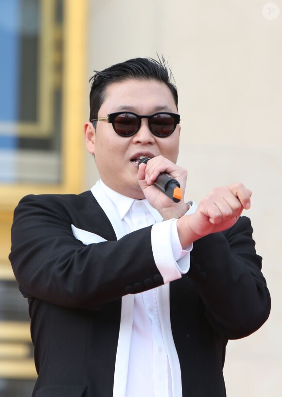 Le chanteur Psy s'est produit sur l'esplanade du Trocadéro à Paris devant plus de 20 000 personnes, le 5 novembre 2012.