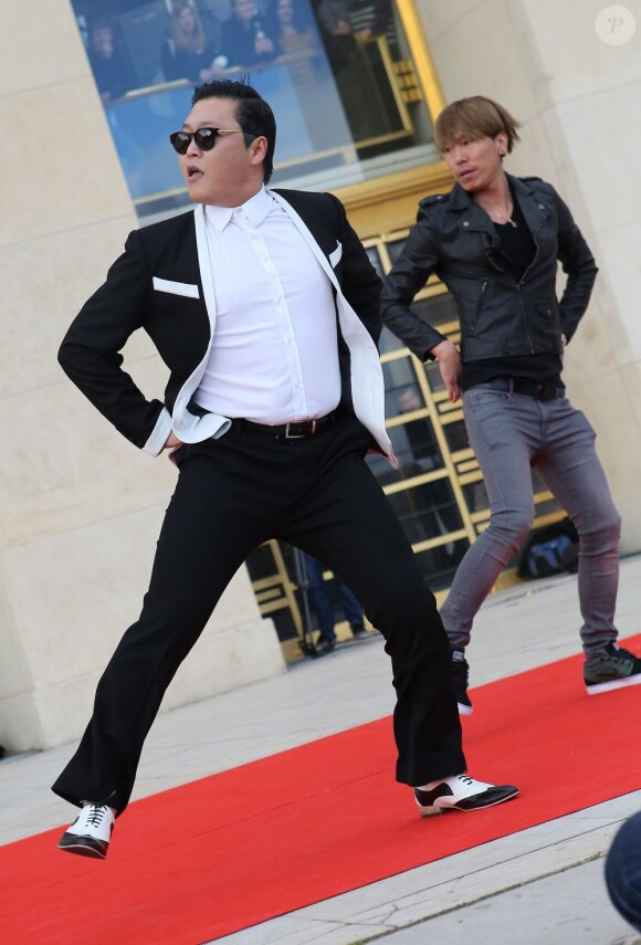 Le chanteur Psy s'est produit sur l'esplanade du Trocadéro à Paris devant plus de 20 000 personnes, le 5 novembre 2012.
