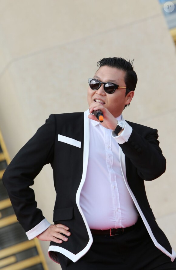 Le chanteur Psy s'est produit sur l'esplanade du Trocadéro à Paris devant plus de 20 000 personnes, le 5 novembre 2012.