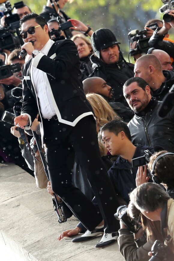 Le chanteur Psy s'est produit sur l'esplanade du Trocadéro à Paris devant plus de 20 000 personnes, le 5 novembre 2012.