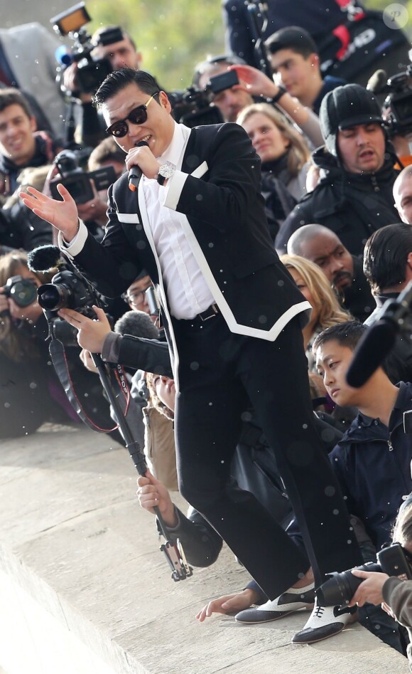 Le chanteur Psy s'est produit sur l'esplanade du Trocadéro à Paris devant plus de 20 000 personnes, le 5 novembre 2012.