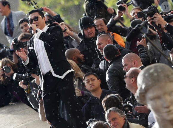 Le chanteur Psy s'est produit sur l'esplanade du Trocadéro à Paris devant plus de 20 000 personnes, le 5 novembre 2012.