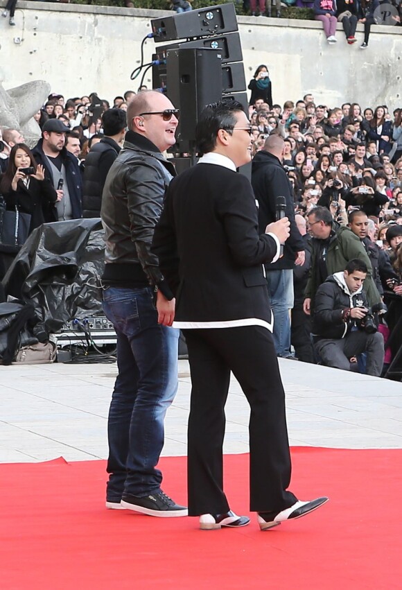Le chanteur Psy s'est produit sur l'esplanade du Trocadéro à Paris devant plus de 20 000 personnes, le 5 novembre 2012.