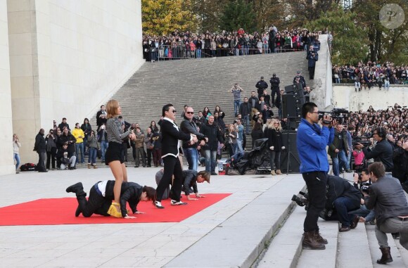 Le chanteur Psy s'est produit sur l'esplanade du Trocadéro à Paris devant plus de 20 000 personnes, le 5 novembre 2012.