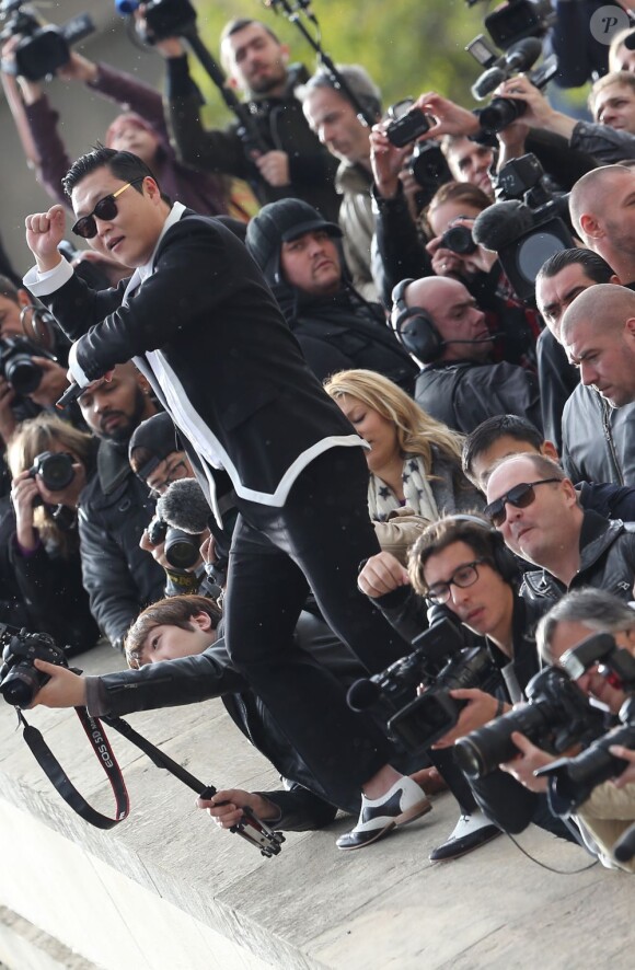 Le chanteur Psy s'est produit sur l'esplanade du Trocadéro à Paris devant plus de 20 000 personnes, le 5 novembre 2012.