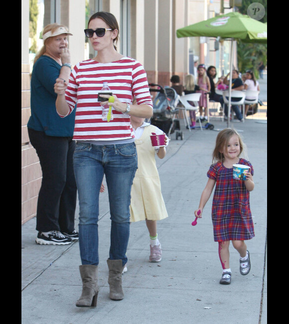 Jennifer Garner et ses filles Violet et Seraphina s'offrent une glace entre filles, à Los Angeles, le 5 novembre 2012