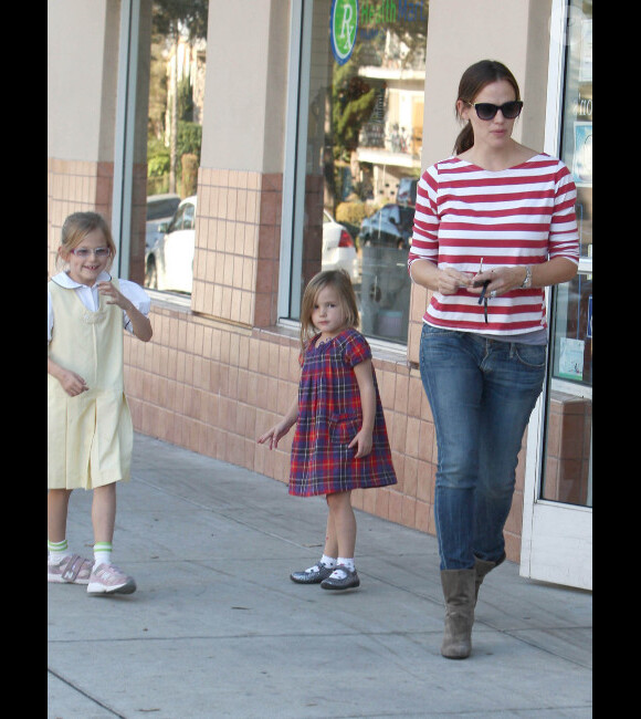Jennifer Garner a offert une glace à ses filles Violet et Seraphina, à Los Angeles, le 5 novembre 2012