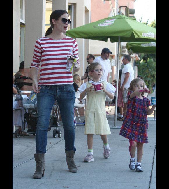 Jennifer Garner et ses adorables filles Violet et Seraphina s'offrent une glace, à Los Angeles, le 5 novembre 2012