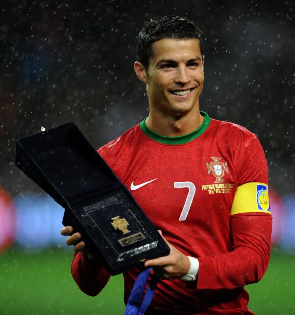 Cristiano Ronaldo fête sa centième avec le Portugal le 16 octobre 2012 à Porto