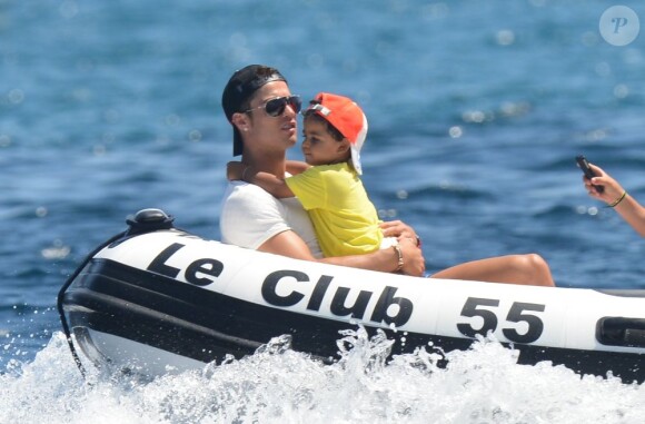 Cristiano Ronaldo et son fils Cristiano Jr. à Saint-Tropez le 3 juillet 2012