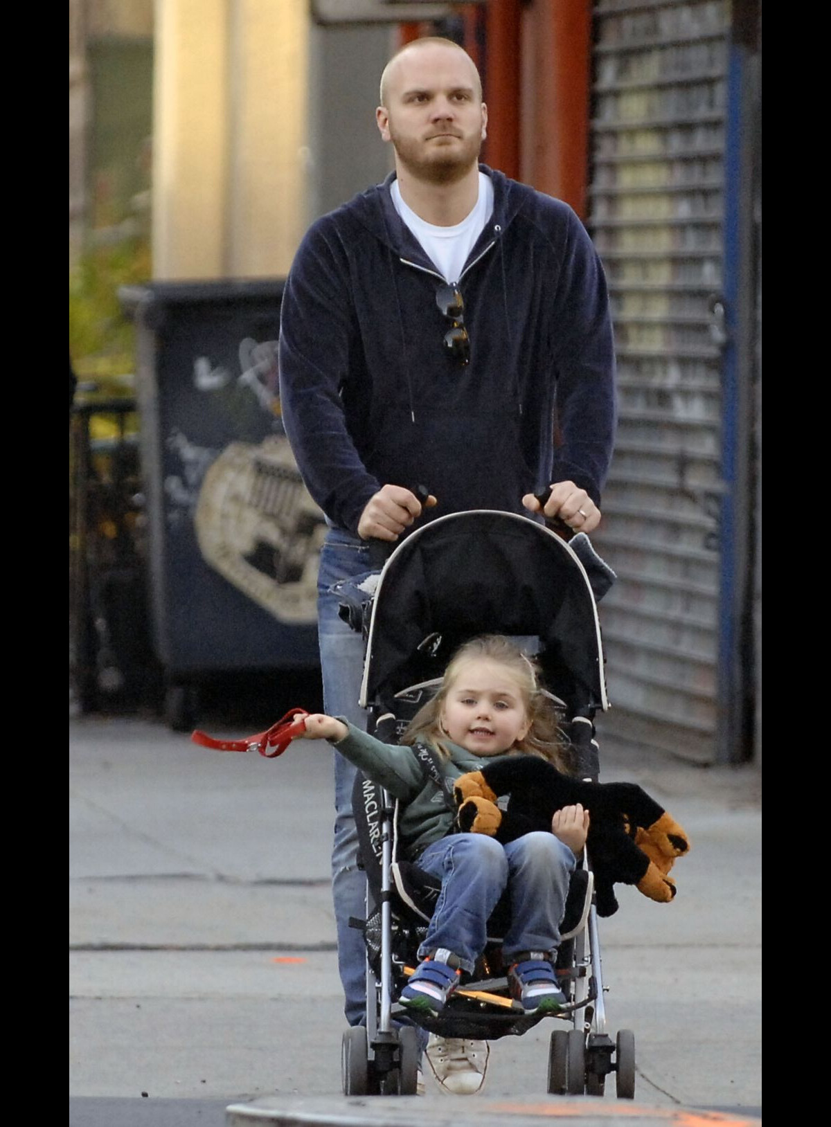 Photo : Will Champion et sa femme Marianne Dark avec sa fille Ava à New  York, le 26 octobre 2008. - Purepeople