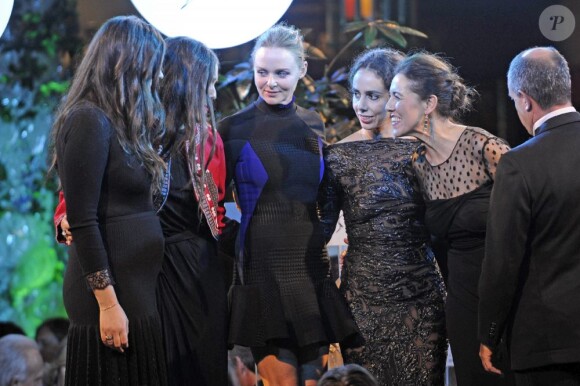 Stella McCartney lors des Telva Fashion Awards lors desquels Tatiana Santo Domingo (gauche), fiancée d'Andrea Casiraghi, a révélé officiellement sa grossesse, enceinte de six mois, le 6 novembre 2012. La princesse Caroline de Hanovre deviendra grand-mère en janvier 2013.